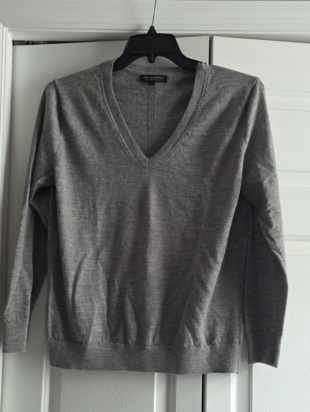 Banana Republic Women's V-Neck Sweater in Heather Gray Xl